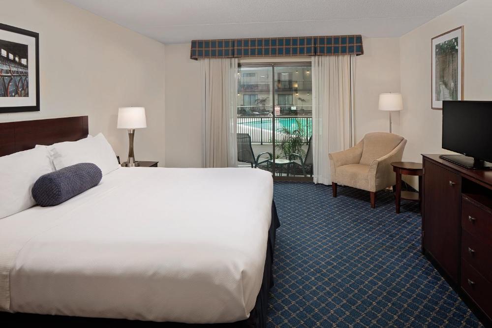 King Room with Pool View interior